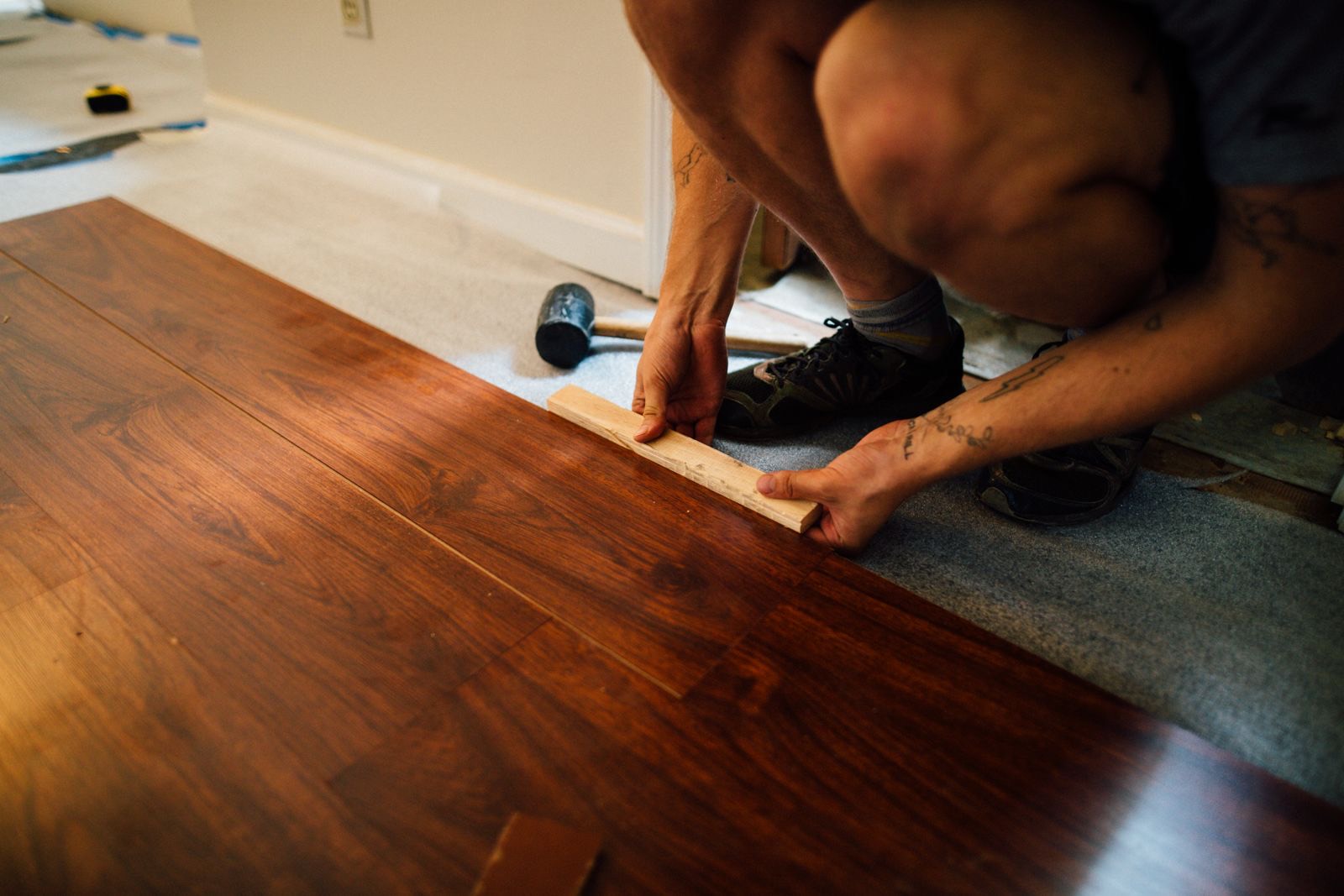 Installer fitting a laminate plank floor