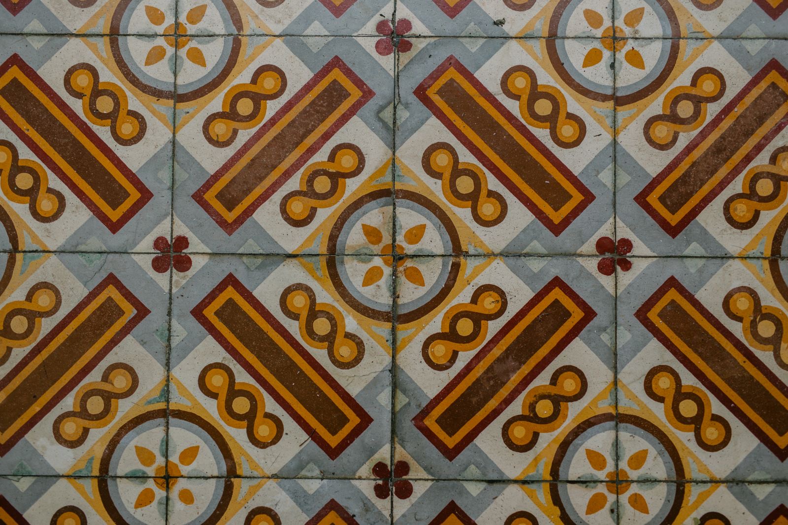 Decorative patterned tile floor